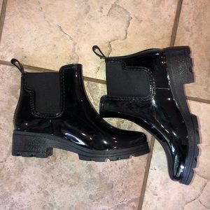 Black low rainboots